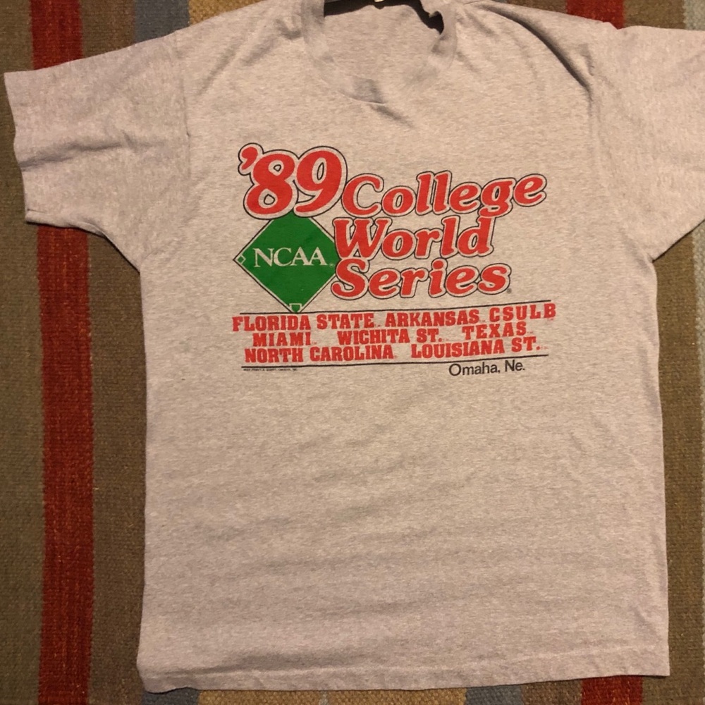 Vintage 1989 College World Series T-shirt.